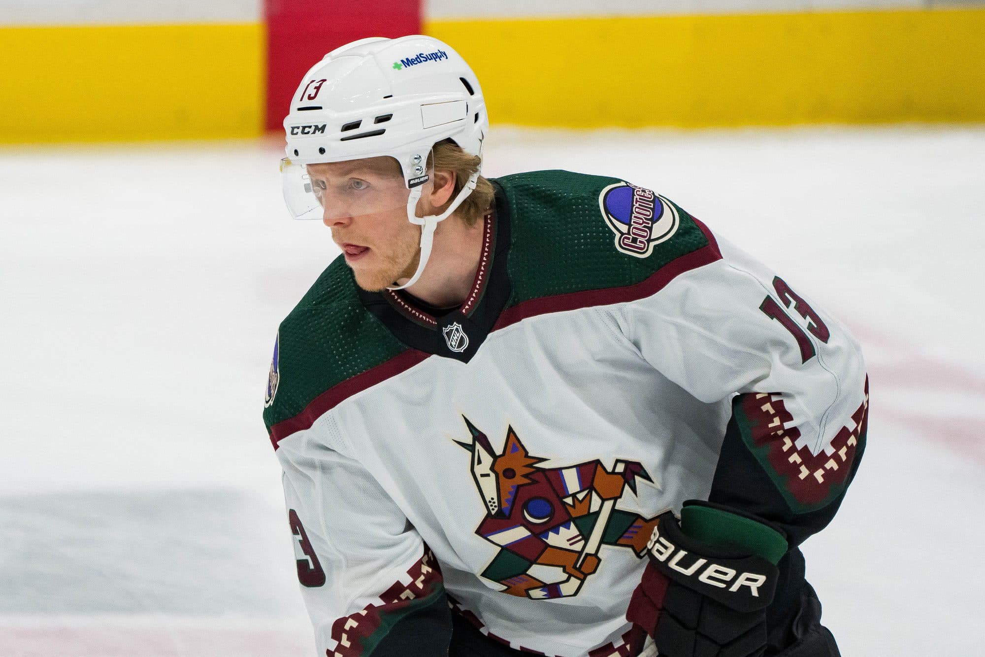 Arizona Coyotes re-sign forward Nathan Smith to one-year contract