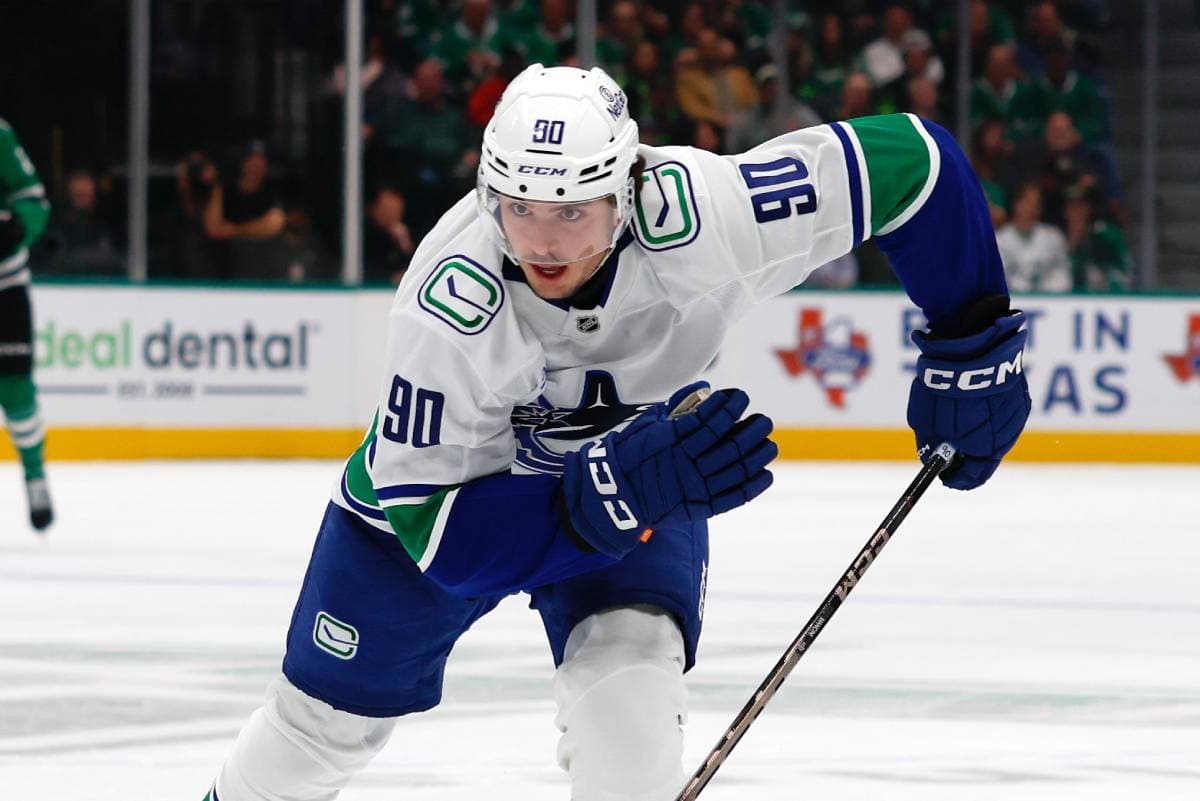 Canucks sign Victor Mancini to two-year extension