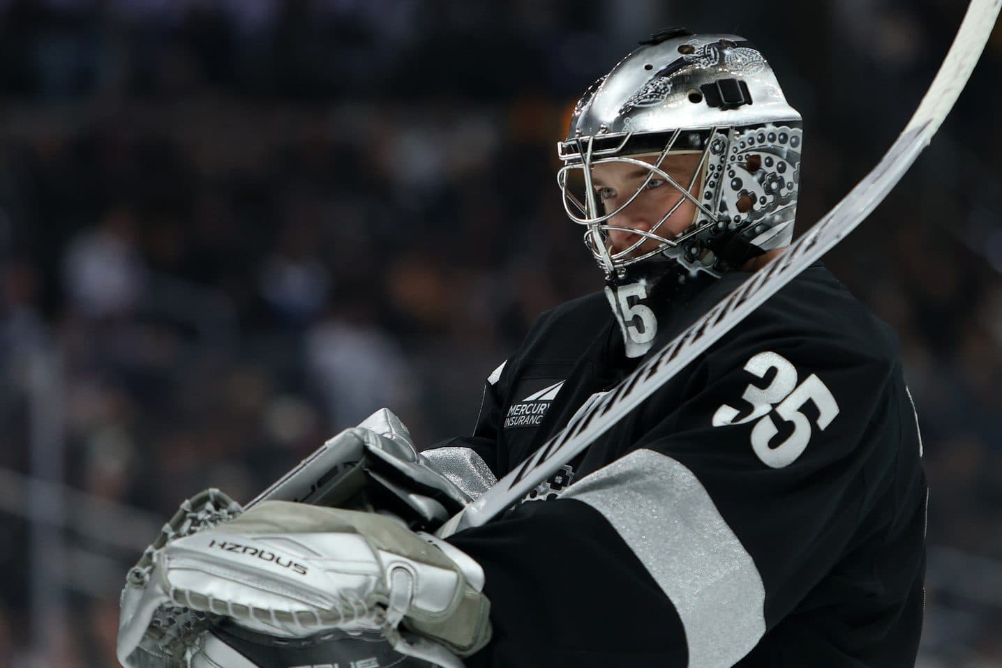 Kings’ Darcy Kuemper leaves game with upper-body injury