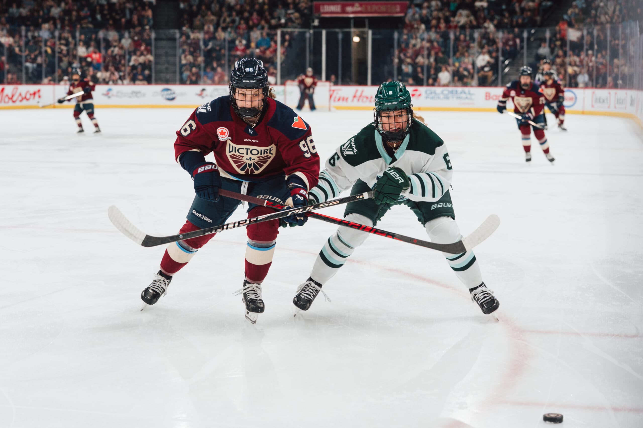Boston Fleet defender Hadley Hartmetz, Victoire de Montréal forward Natalie Mlynkova
